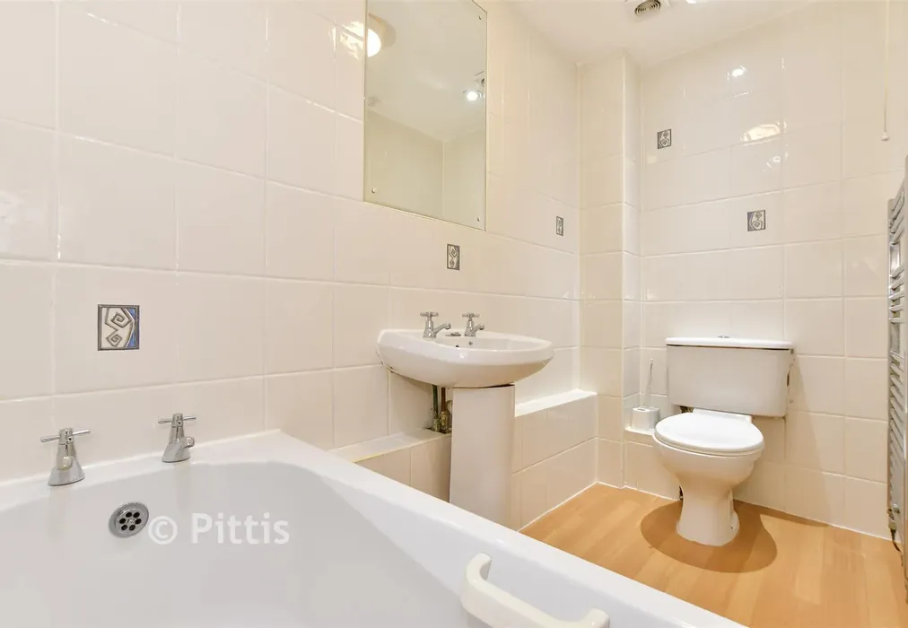 Bathroom - Cornwall Road, Ventnor, Isle of Wight - Wards of Kent