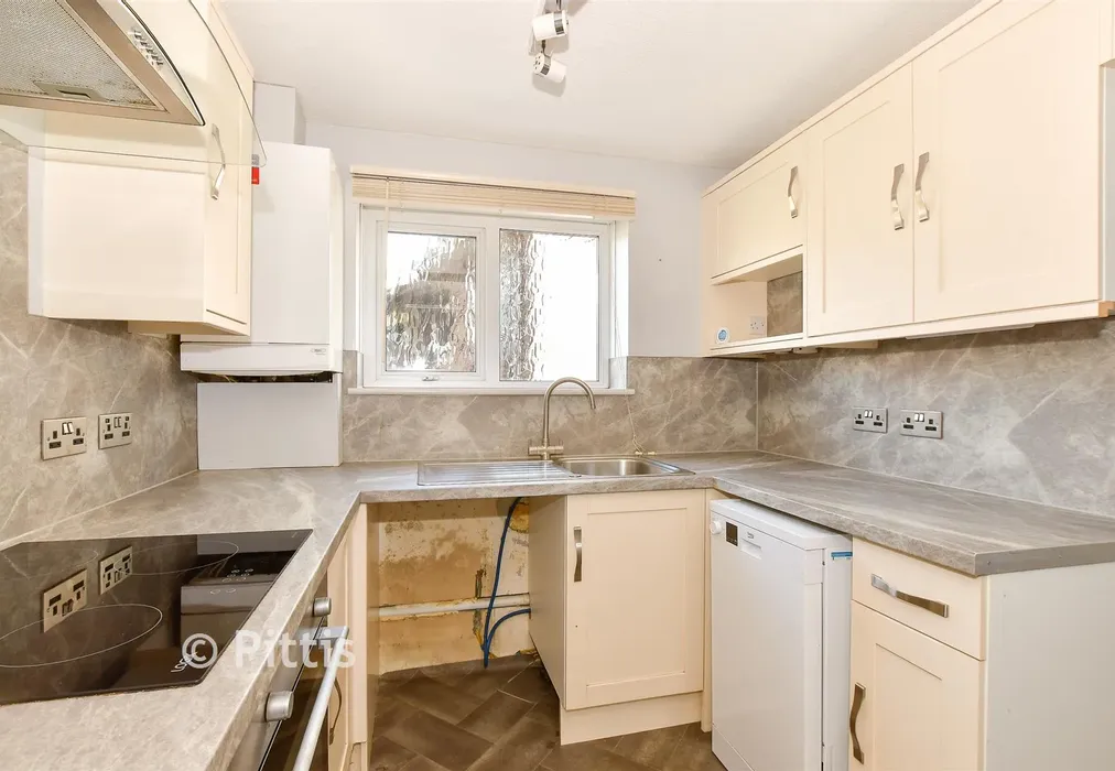 Kitchen - Cornwall Road, Ventnor, Isle of Wight - Wards of Kent