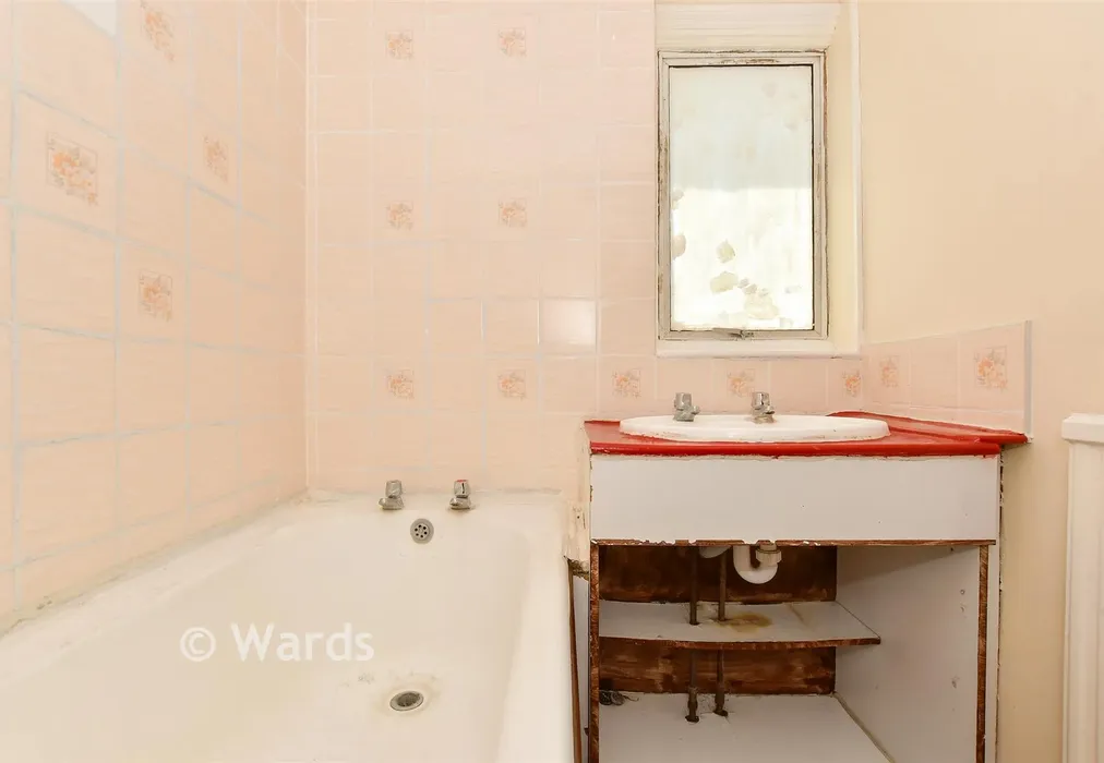 Bathroom - Prince Andrew Road, St Peters, Kent - Wards of Kent