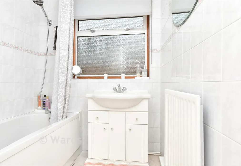 Bathroom - Elmfield Close, Gravesend, Kent - Wards of Kent