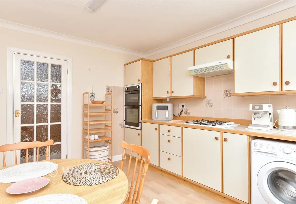 Kitchen - Elmfield Close, Gravesend, Kent - Wards of Kent