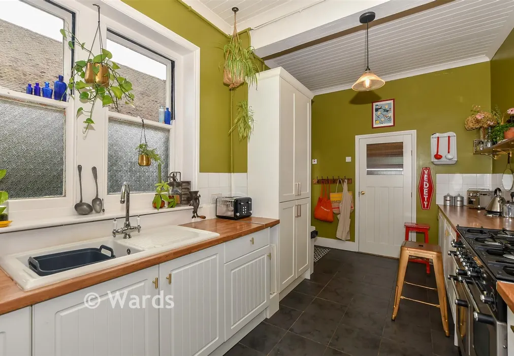 Kitchen - Hollington Place, Ashford, Kent - Wards of Kent
