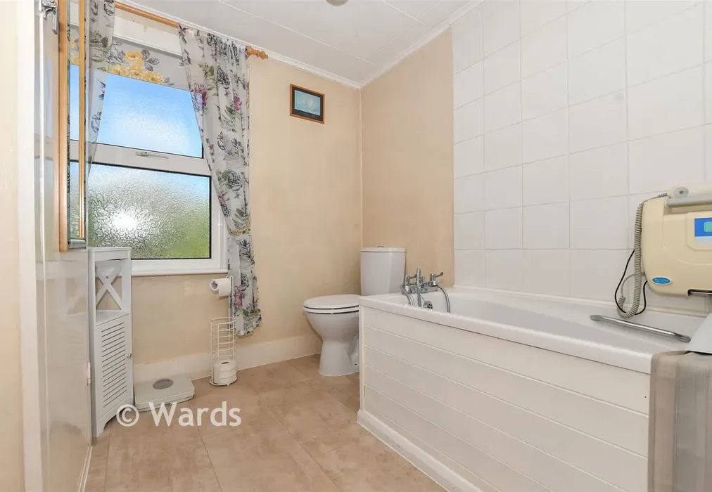 Bathroom - Romney Road, Willesborough, Ashford, Kent - Wards of Kent