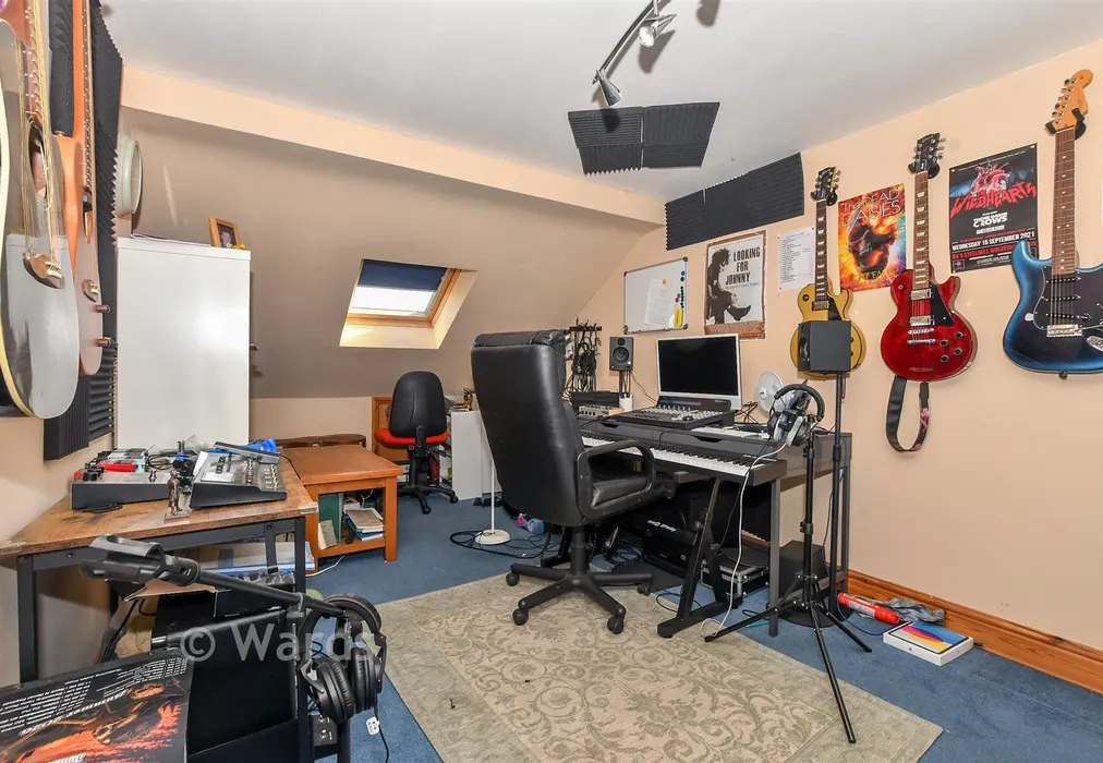 Loft Room - Godinton Road, Ashford, Kent - Wards of Kent