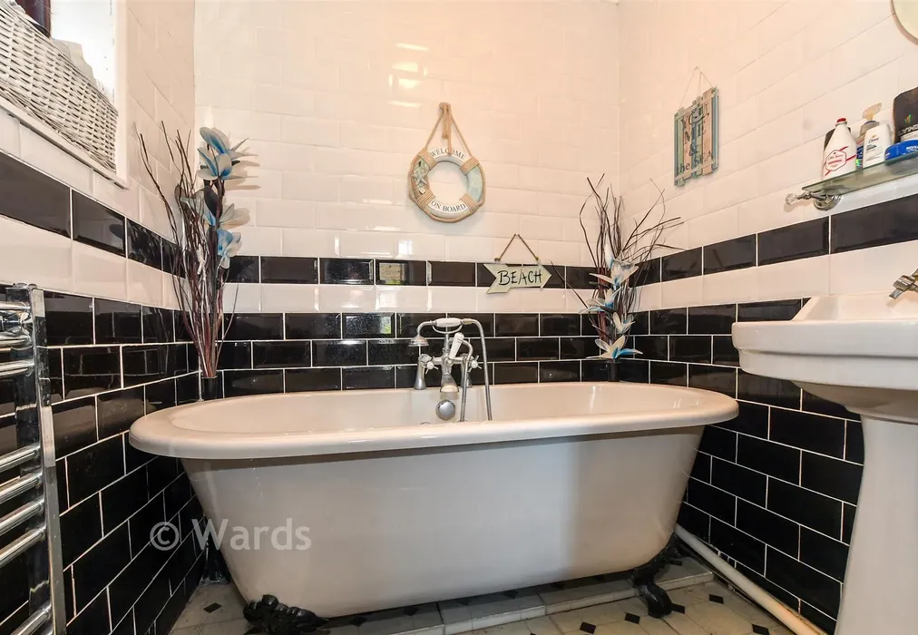 En-Suite Bathroom - Godinton Road, Ashford, Kent - Wards of Kent