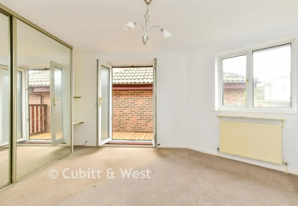 Bedroom 1 - St. Aubyn's Mead, Rottingdean, East Sussex - Wards of Kent
