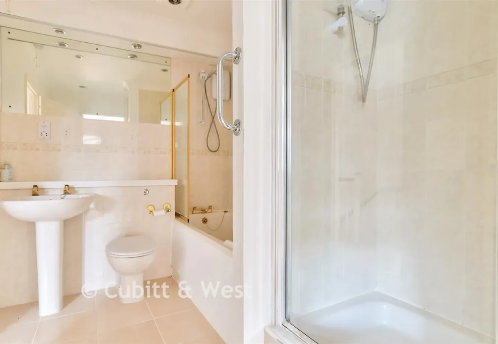 Bathroom - St. Aubyn's Mead, Rottingdean, East Sussex - Wards of Kent