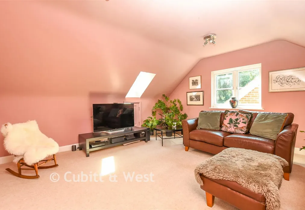 Bedroom 6 - Clifton Close, Langshott, Surrey - Wards of Kent