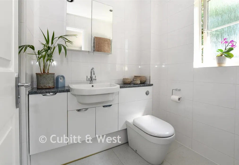 En-Suite - Clifton Close, Langshott, Surrey - Wards of Kent
