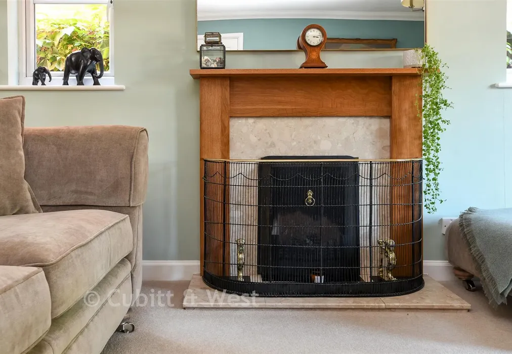 Internal Feature - Clifton Close, Langshott, Surrey - Wards of Kent