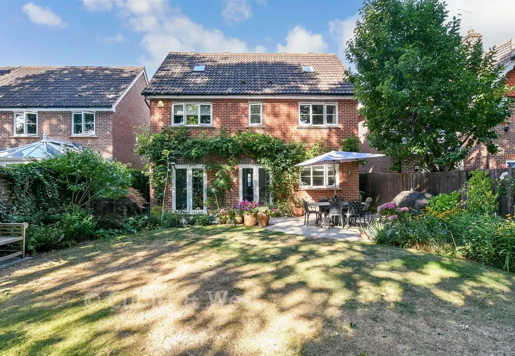 Rear Garden - Clifton Close, Langshott, Surrey - Wards of Kent