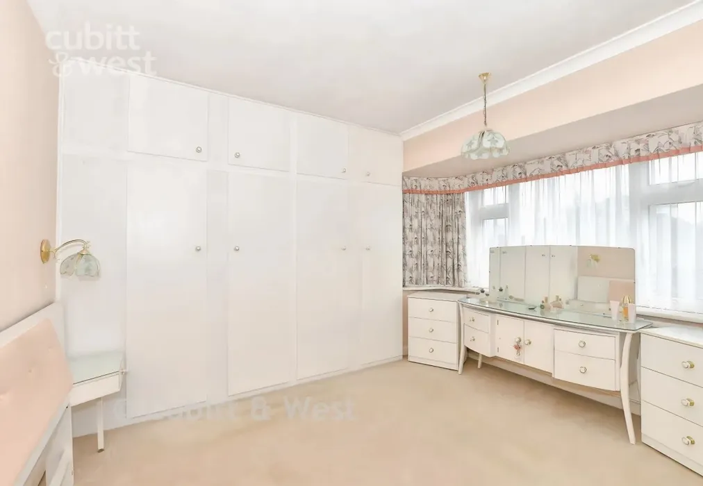Bedroom 1 - Eley Crescent, Rottingdean, BN2 - Wards of Kent