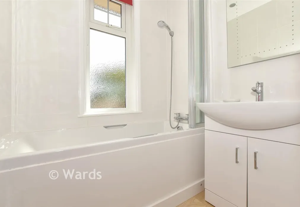 Bathroom - Warren Road, Littlestone, Kent - Wards of Kent