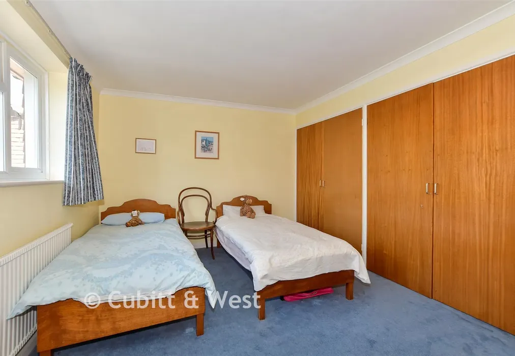 Bedroom 1 - Herons Close, Kirdford, West Sussex - Wards of Kent