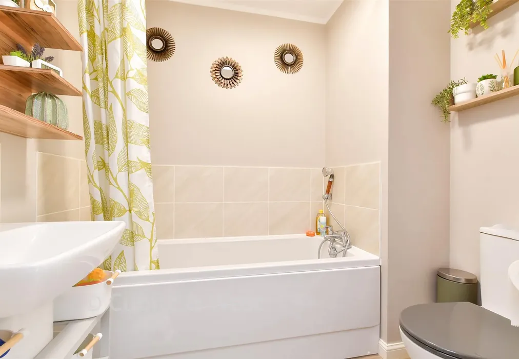 Bathroom - Cambrian Way, Tarring, West Sussex - Wards of Kent