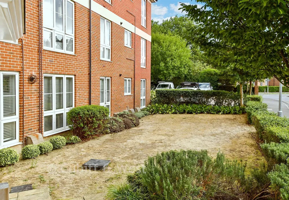 Communal Gardens - Cambrian Way, Tarring, West Sussex - Wards of Kent