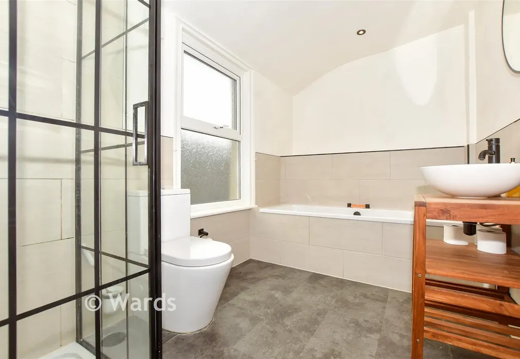 Bathroom - Elizabeth Road, Ramsgate, Kent - Wards of Kent