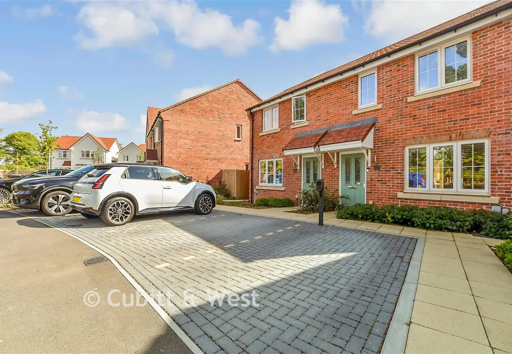 Driveway/Parking - Farrenden Way, Eastergate, Chichester, West Sussex - Wards of Kent