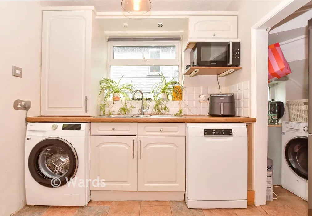 Kitchen - St. Martin's Road, Deal, Kent - Wards of Kent
