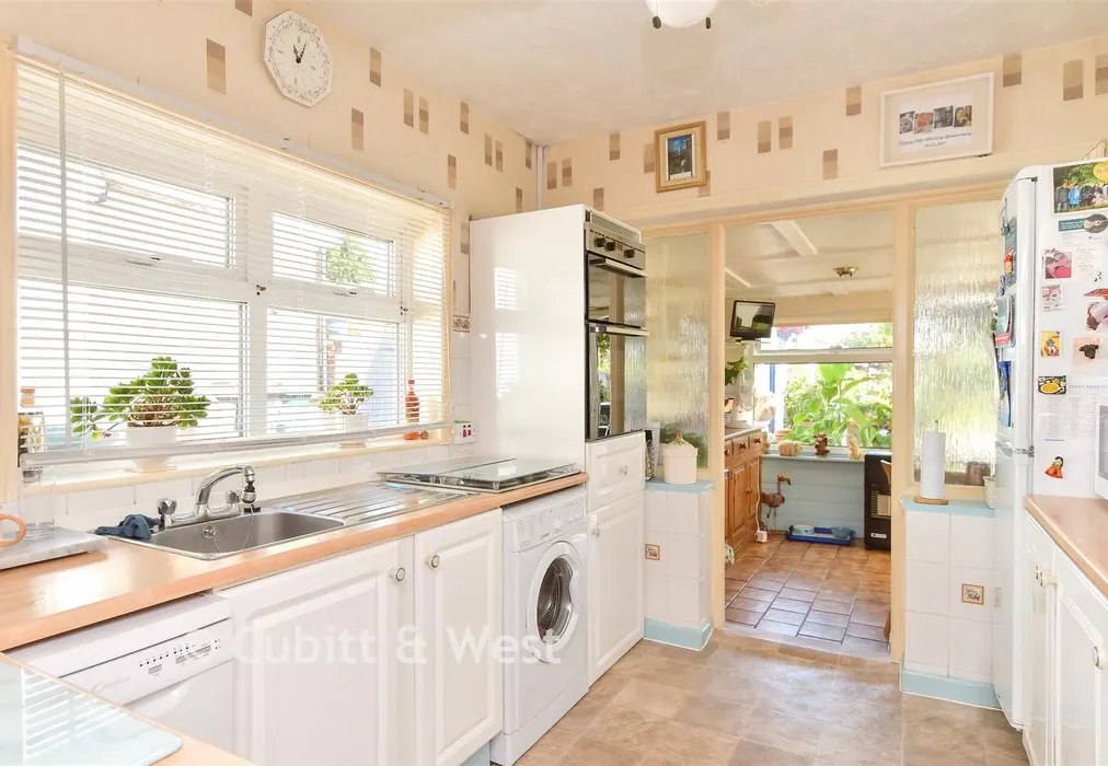 Kitchen - Bengairn Avenue, Brighton, East Sussex - Wards of Kent
