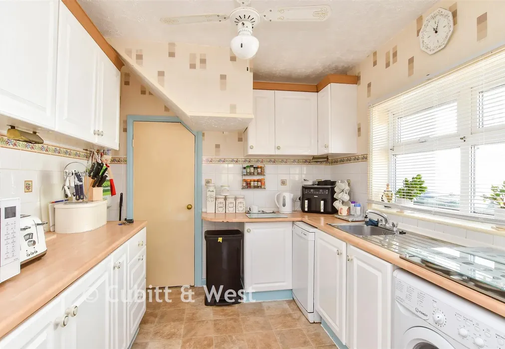 Kitchen - Bengairn Avenue, Brighton, East Sussex - Wards of Kent
