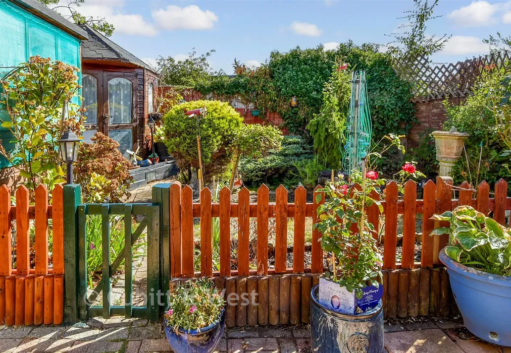 Rear Garden - Bengairn Avenue, Brighton, East Sussex - Wards of Kent