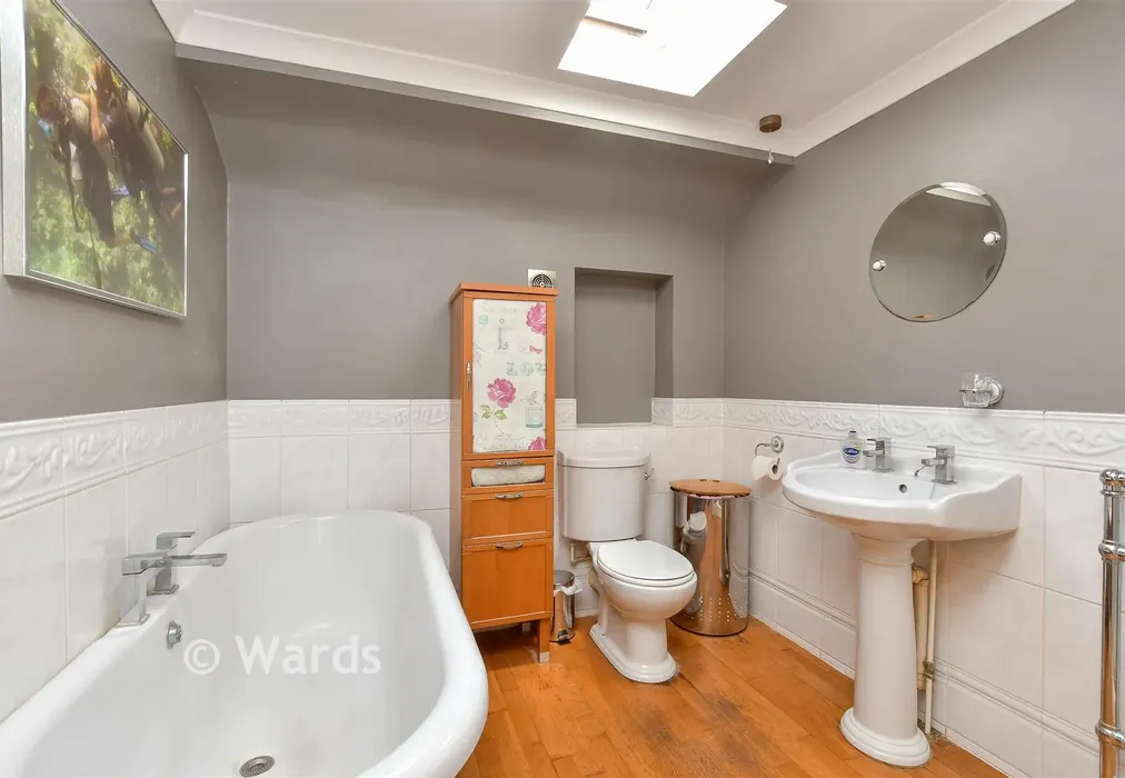 Bathroom - Bysing Wood Road, Faversham, Kent - Wards of Kent
