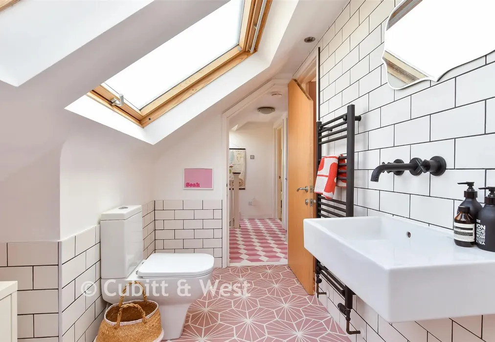 Family Bathroom - Brownleaf Road, Woodingdean, Brighton, East Sussex - Wards of Kent