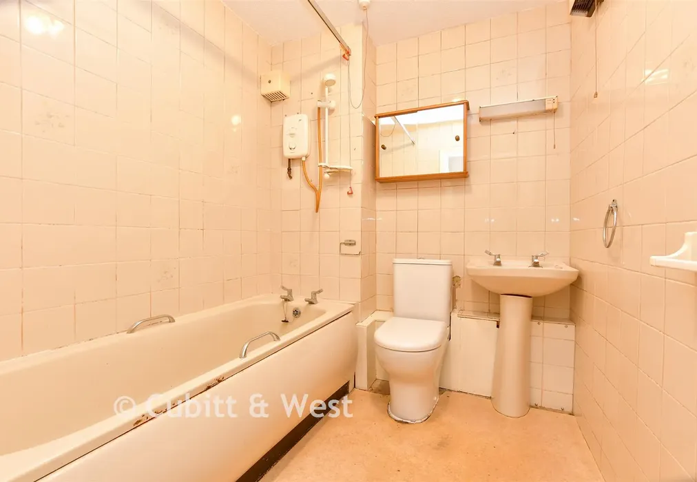 Bathroom - Deer Park Way, West Wickham, Kent - Wards of Kent
