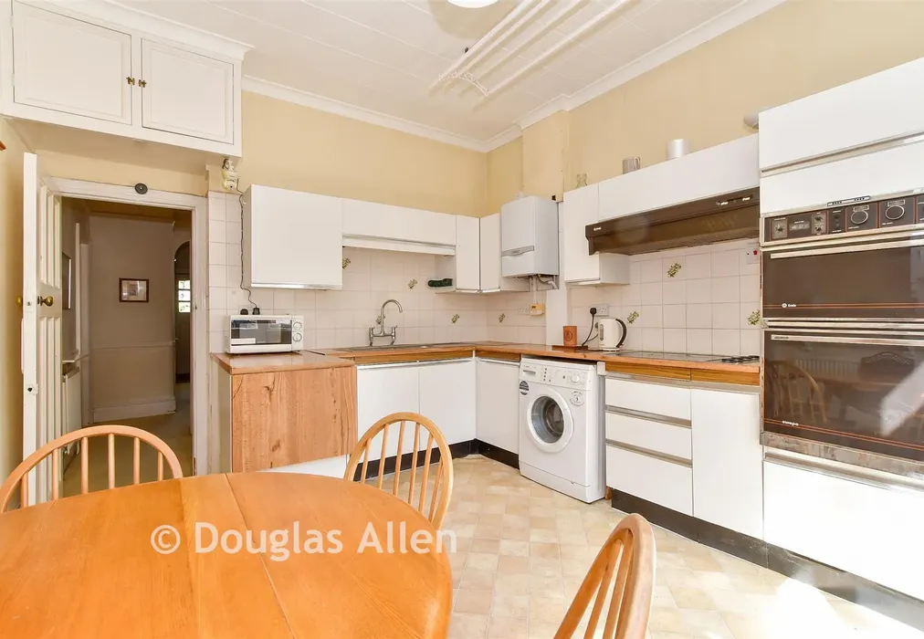 Kitchen - Monkhams Avenue, Woodford Green, Essex - Wards of Kent