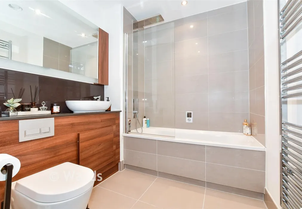 Bathroom - Rosalind Drive, Maidstone, Kent - Wards of Kent