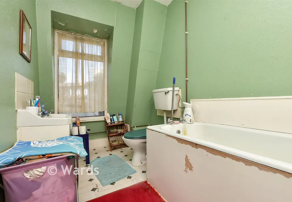 Bathroom - Dalby Square, Cliftonville, Kent - Wards of Kent
