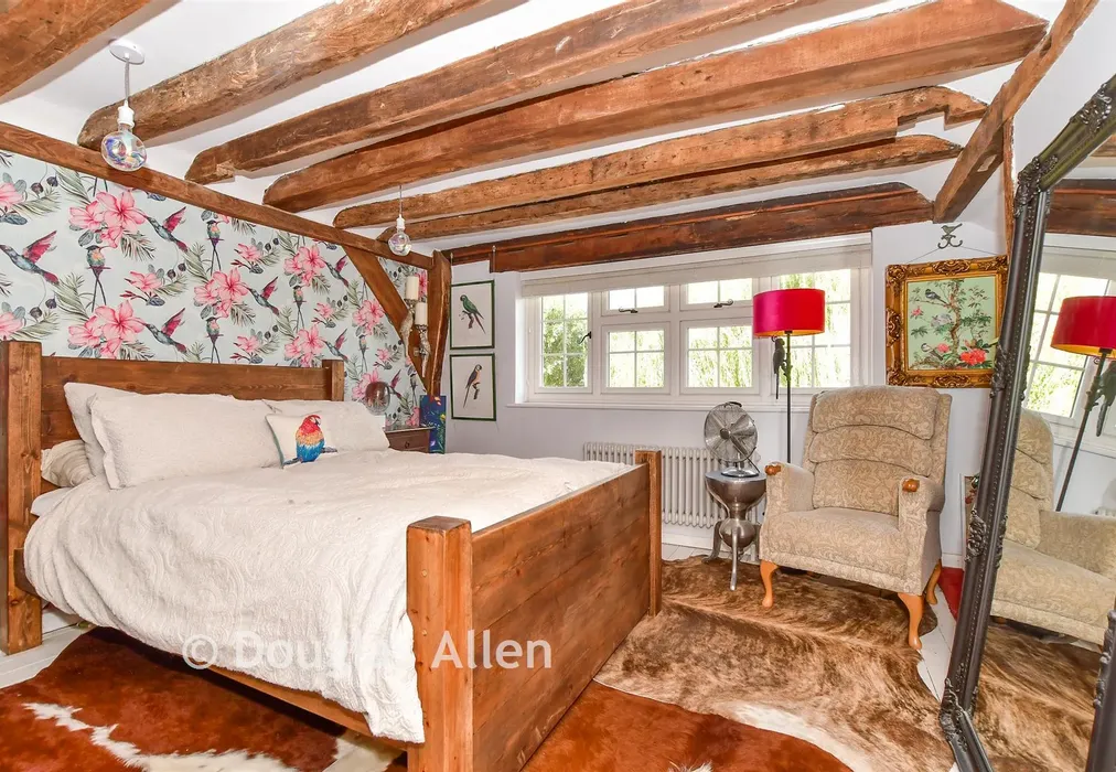 Bedroom 1 - Bumbles Green, Nazeing, Essex - Wards of Kent