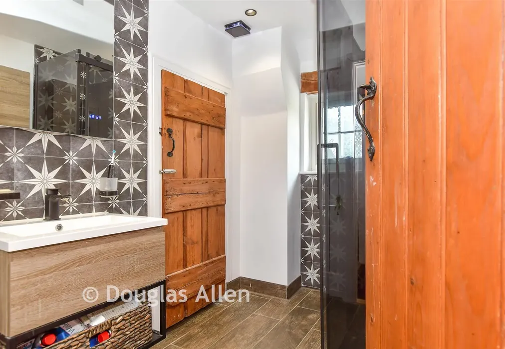 Bathroom - Bumbles Green, Nazeing, Essex - Wards of Kent