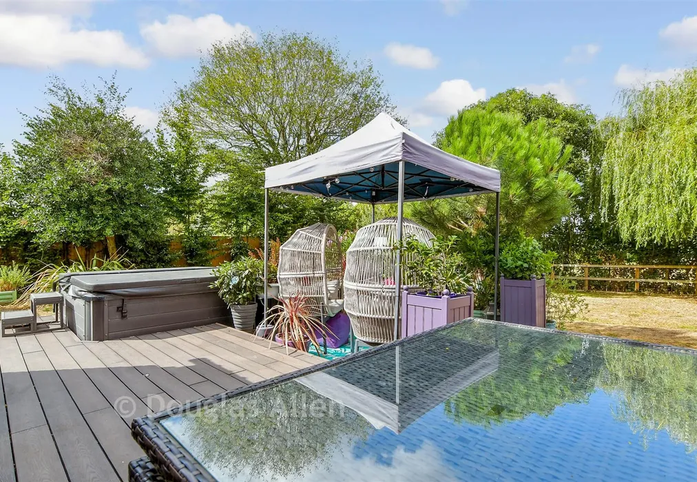 Rear Garden - Bumbles Green, Nazeing, Essex - Wards of Kent
