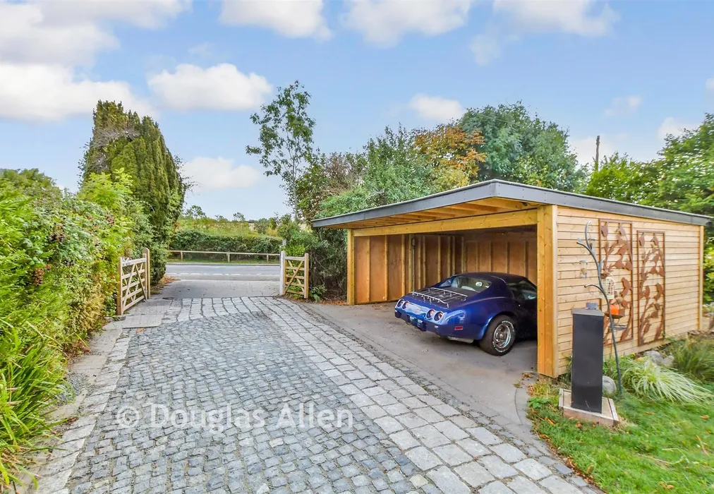 Driveway/Parking - Bumbles Green, Nazeing, Essex - Wards of Kent