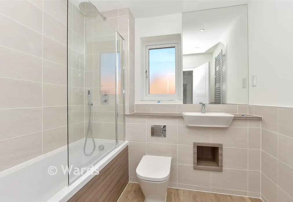 Bathroom - Bulldog Close, Faversham Lakes, Faversham, Kent - Wards of Kent