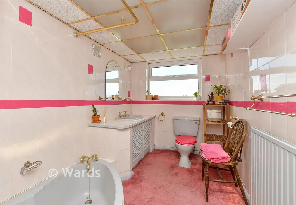 Bathroom - Rochester Road, Burham, Kent - Wards of Kent