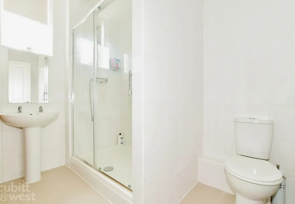 En-Suite Shower Room - Greenstede House, Wood Street, RH19 - Wards of Kent