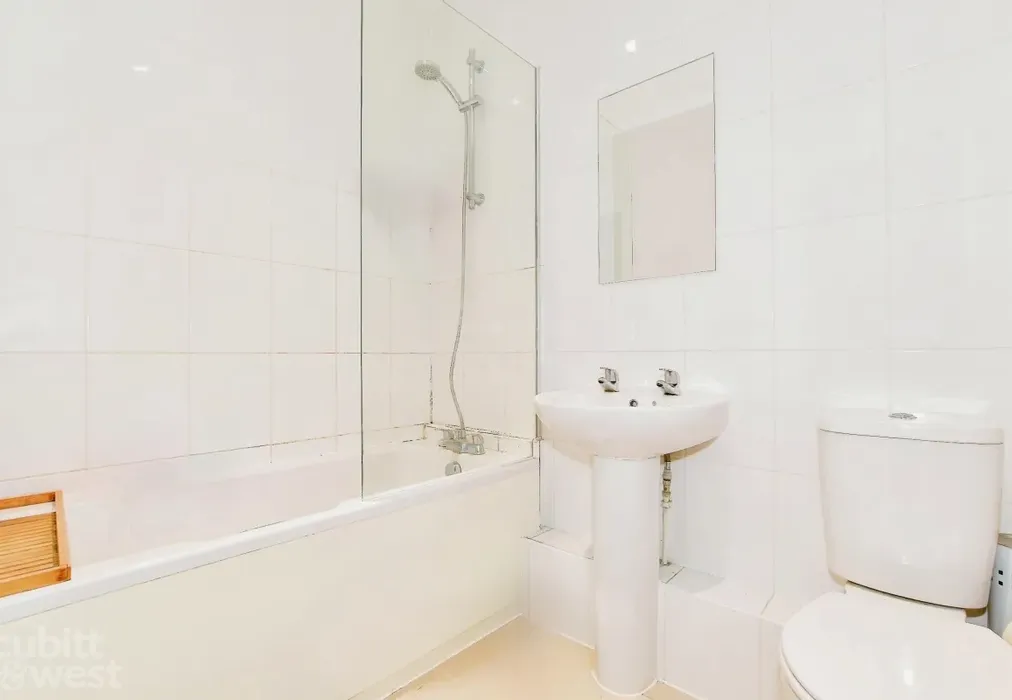 Bathroom - Greenstede House, Wood Street, RH19 - Wards of Kent