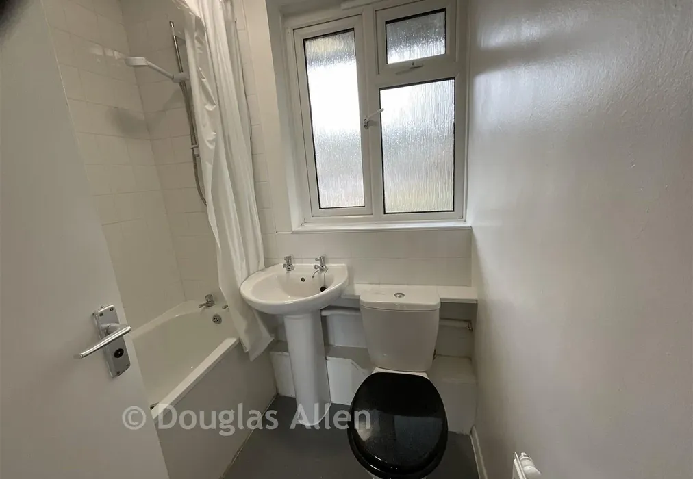 Bathroom - Victor Walk, Hornchurch, Essex - Wards of Kent