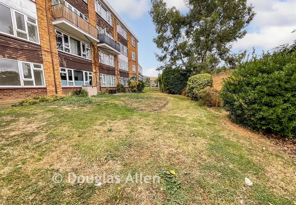 Comunal Gardens - Victor Walk, Hornchurch, Essex - Wards of Kent