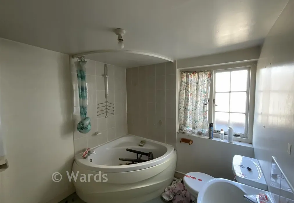 Bathroom - Park Street, Deal, Kent - Wards of Kent