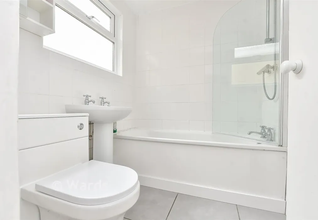 Bathroom - Speke Road, Broadstairs, Kent - Wards of Kent
