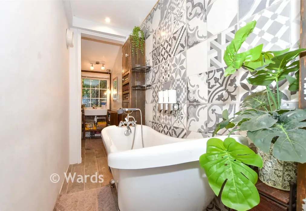 En-Suite Bathroom - Park Avenue, Broadstairs, Kent - Wards of Kent
