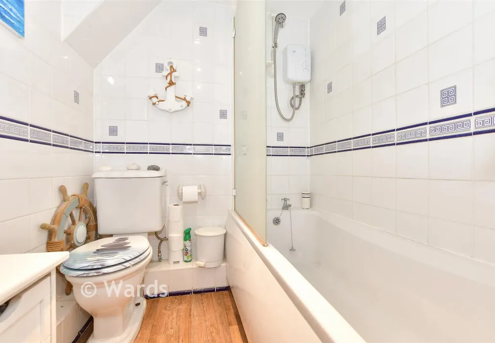Bathroom - Park Avenue, Broadstairs, Kent - Wards of Kent