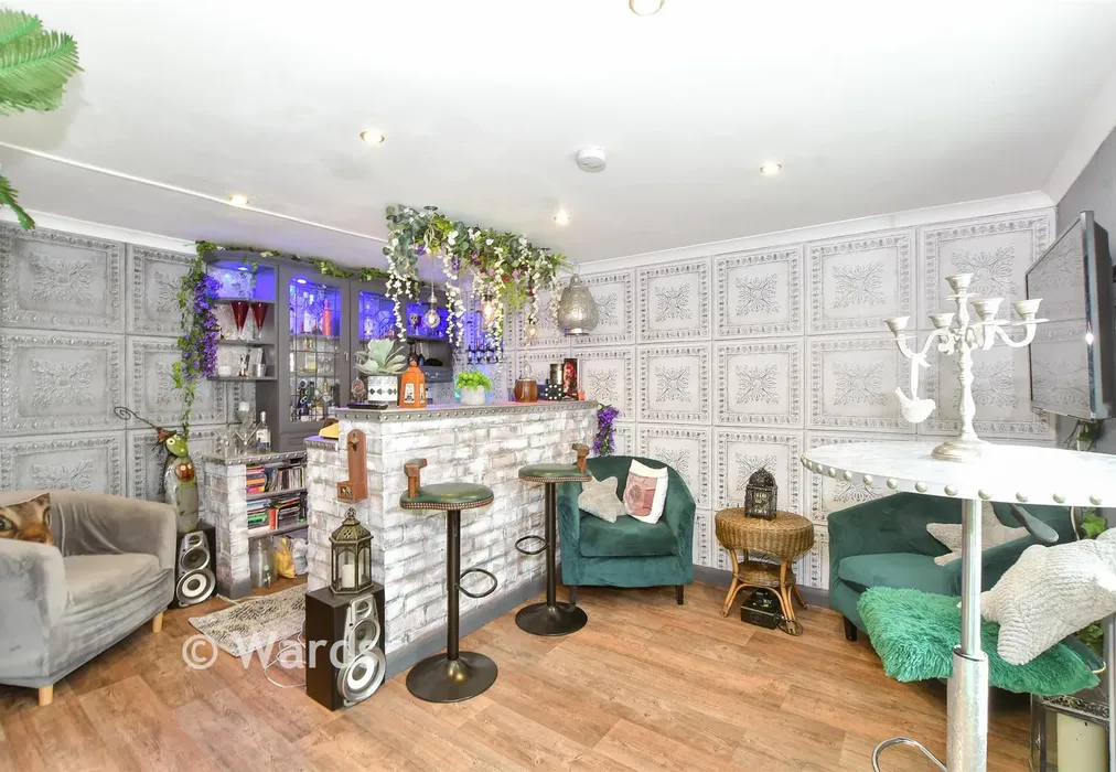Bar - Park Avenue, Broadstairs, Kent - Wards of Kent