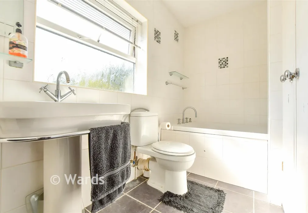Bathroom - Park Avenue, Broadstairs, Kent - Wards of Kent