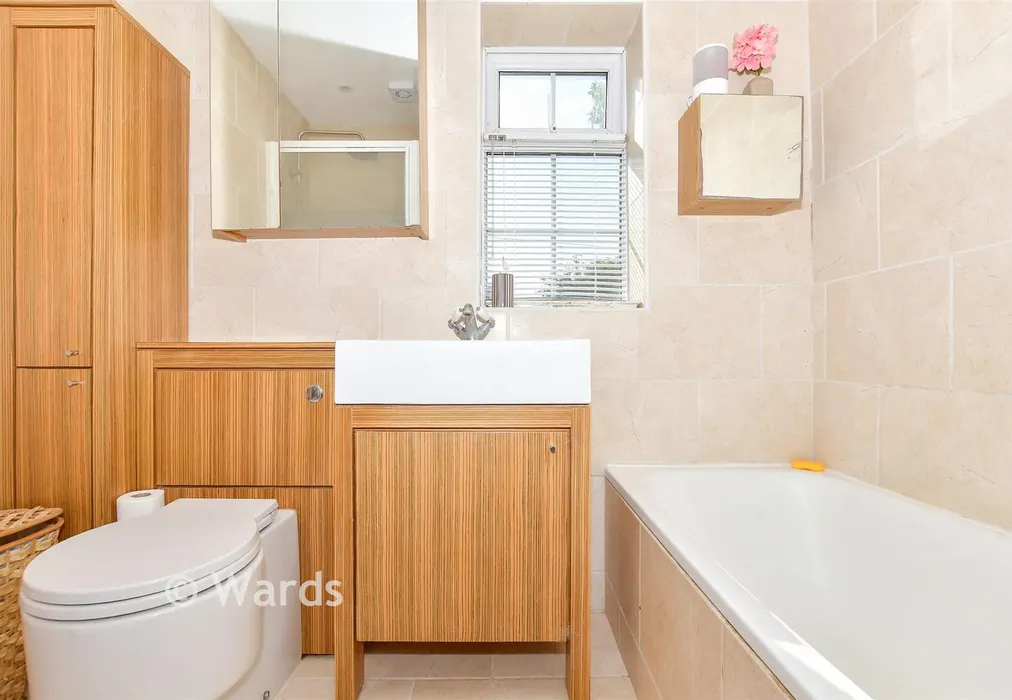 En-Suite Bathroom - Park Avenue, Broadstairs, Kent - Wards of Kent