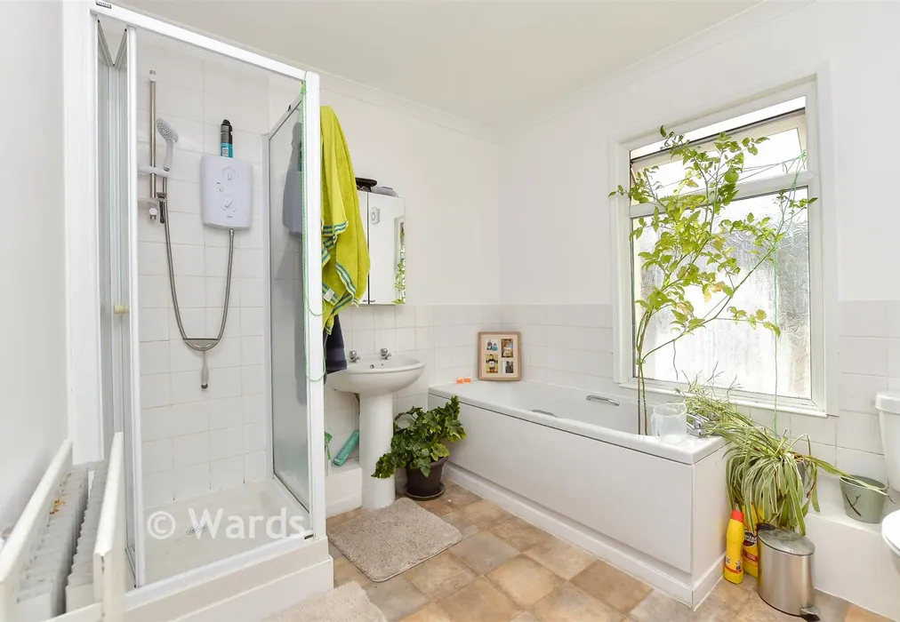 Bathroom - Alexandra Road, Chatham, Kent - Wards of Kent